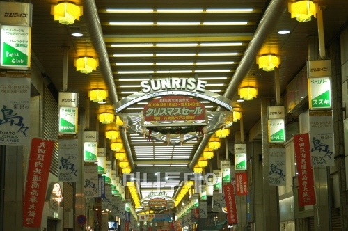 ↑ 선라이즈 상가내 천장 모습. 길다랗게 줄지어 달려 있는 하얀 빛의 형광등이 아이엠이 제작한 LED 제품이다.