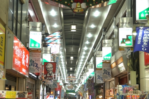 ↑ 선로드 상가내 천장 모습. 하얗고 둥근 2개의 세트 조명이 아이엠이 제작한 LED 조명이다.