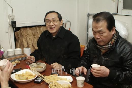 김동수 공정거래위원장이 관악구 신원시장 내 분식집에서 상인들로부터 애로사항을 듣고 있다.(*사진제공:공정거래위원회)