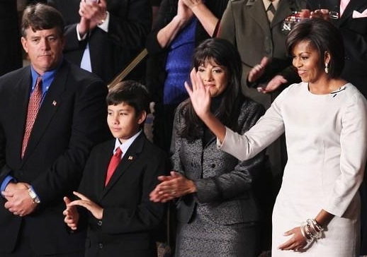 ▲미셸 오바마(맨 오른쪽)와 애리조나 총격 희생자의 유가족