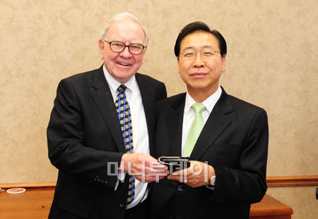 '투자의 귀재' 워런버핏과 정준양 포스코 회장. 지난해 1월 18일 오마하 버크셔 헤서웨이 본사에서 만난 두 사람이 포즈를 취하고 있다. (자료사진)