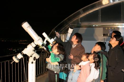▲김해천문대에서 별자리를 보는 모습