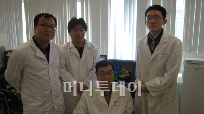 ↑ NDM-1 구조 규명한 크리스탈지노믹스 연구진. 왼쪽부터 신동규책임연구원, 김현태선임연구원, 장호진연구위원, 조용순선임연구원.