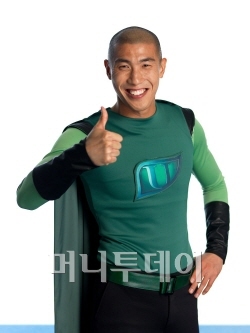 ↑ 대웅제약의 피로관리제 우루사 광고에서 축구선수 차두리는 록커로 변신해 '간 때문이야'를 부르며 우루사맨으로 활약한다.