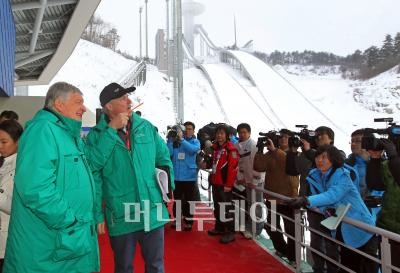 ▲IOC 조사평가단(단장 구닐라 린드버그)이 평창동계올림픽 후보지에 대해 본격적인 현장실사에 들어간 17일 오전 강원도 평창 알펜시아 스키점프장을 둘러보고 있다.