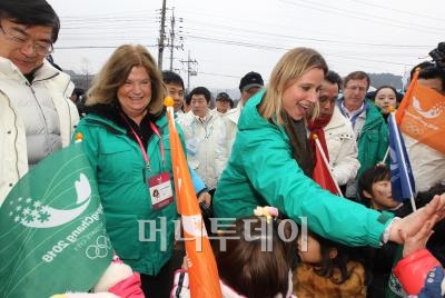 ↑조양호 2018평창유치위원회 회장과 구닐라 린드버그 국제올림픽위원회(IOC)조사평가단 위원장, 한승수 전 국무총리가 17일 오후 강원도 면온 IC근처 휴게소에서 환영하는 시민들과 만나 인사를 나누고 있다. (사진=이동훈 기자)