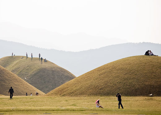 '경주 왕릉 보드남' 사진을 올린 박씨가 18일 2008년 경주 고분에 올라간 사람들을 목격, 촬영했던 사진도 공개했다.