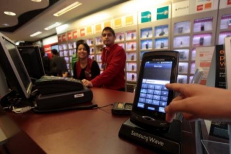 파리의 부촌 16구 다티(프랑스 최대 전자체임) 매장 입구에 전시된 삼성 웨이브폰.