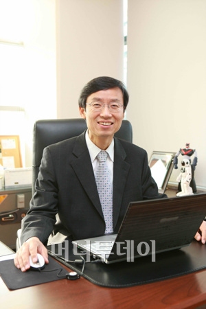 ↑ 신경철 유진로봇 대표이사