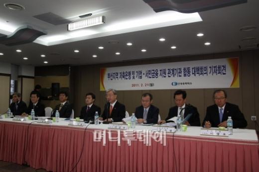 ▲김석동 금융위원장(오른쪽 네번째)이 지난 21일 오전 부산상공회의소에서 관계기관 합동 대책회의에 참석한 후 기자회견을 하고 있다.