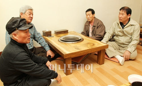 ↑이명근 기자 qwe123@ 청량리에서 모임을 가진 개구리소년 아버지들