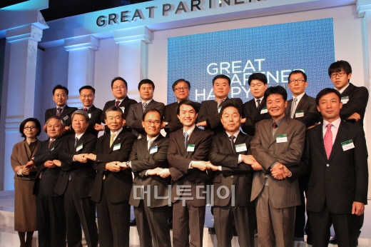 ↑신세계백화점 박건현 대표이사(아래 왼쪽에서 다섯번째)가 200여 협력사 대표과 함께 한 '동반성장 간담회'에서 협력사 대표들과 서로 손을 맞잡으며 상생 의지를 다졌다.