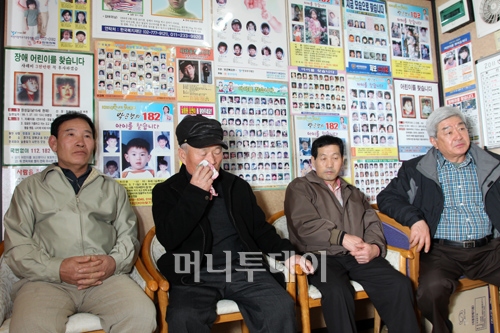 ↑이명근 기자 qwe123@ 청량리 전미찾모 사무실을 찾은 개구리소년 아버지들