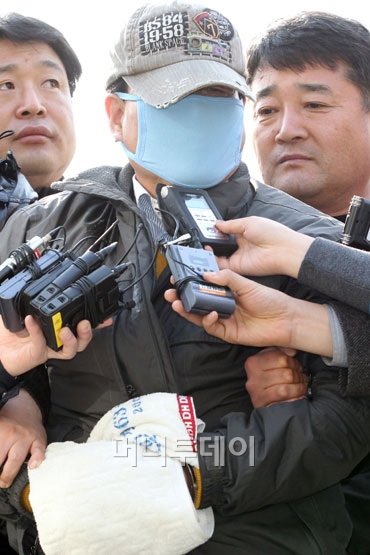 엽총 난사로 2명 사망, 1명 중경상을 입힌 손모씨(64)가 21일 오후 경기도 파주시 파주경찰서로 압송되고 있다.