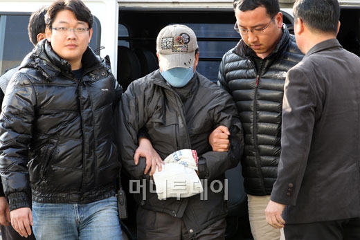 엽총 난사로 2명 사망, 1명 중경상을 입힌 손모씨(64)가 21일 오후 경기도 파주시 파주경찰서로 압송되고 있다.