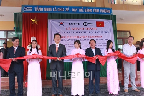 ↑25일 오전 10시(현지시간) 베트남 박쟝주 탐디마을에서 열린 롯데스쿨 오픈커팅식. 왼쪽에서 세번째가 구수회 롯데백화점 베트남사업부문장.