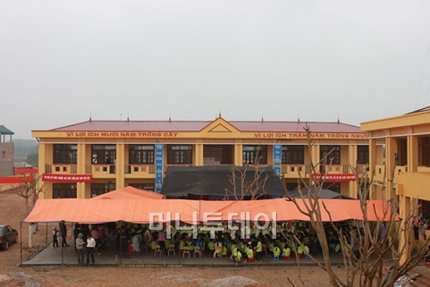 ↑롯데백화점이 지원해 건립된 베트남 제2롯데스쿨 교사 전경