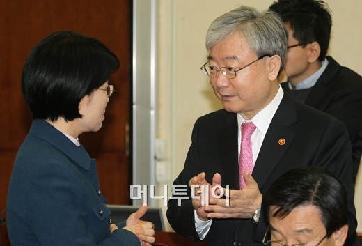 ▲28일 오전 서울 여의도 국회 정무위원회에 출석한 김석동 금융위원장이 박선숙 민주당 의원과 이야기 나누고 있다.