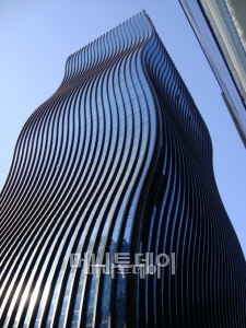 ↑3.3㎡당 3000만원 가까운 분양가에도 불구, 독특한 디자인 덕에 2005년 분양당시 2주만에 100% 분양된 오피스텔 부띠크 모나코. GS건설이 시공했다.