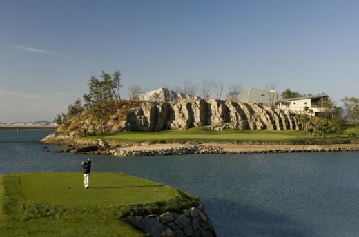 ▲이색적인 전경의 4번홀 모습