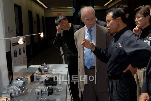 ↑현대모비스는 지난 2000년부터 미국·유럽·일본·중국 등에서 수십 차례 부품전시회를 개최하면서 협력업체들도 참여할 수 있도록 하고 있다. 사진은 지난해 미국 포드사에서 열린 부품전시회에서 이준형 해외사업본부장(오른쪽에서 두 번째)이 Ford사의 기술개발 중역 프랭크 J.D 알레산드로(왼쪽에서 두 번째)씨에게 제동부품의 구조 및 기능을 설명하고 있다.