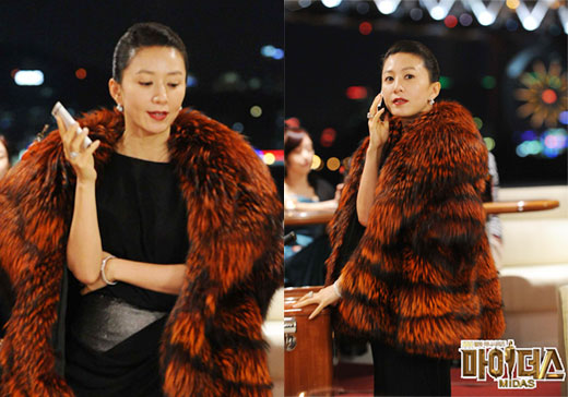 SBS TV 월화드라마 ‘마이더스’에서 김희애가 모피코트를 입고 나와 논란이 일고 있다. 지난 달 25일 드라마 홈페이지에 올라온 사진. ⓒSBS