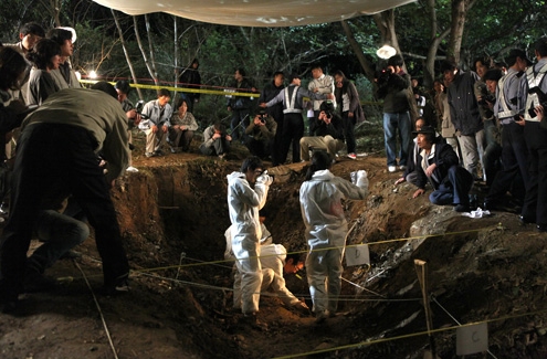↑영화 '아이들...'에서 유골발굴현장의 한 장면