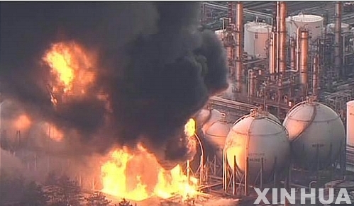 ↑【도쿄(일본)=신화/뉴시스】11일 오후 일본 동북지방 해저에서 규모 8.9의 강진이 발생한 가운데 도쿄의 한 정유시설에서 화재가 시커먼 연기와 함께 불길이 치솟고 있다.