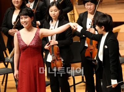 ↑차세대 기대주로 손꼽히는 피아니스트 김규연이 커튼콜을 받고 다시 무대로 나와 인사하고 있다. ⓒ홍봉진 기자