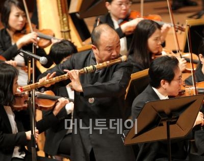 ↑지휘자 여자경이 이끄는 프라임 필하모닉 오케스트라. ⓒ홍봉진 기자