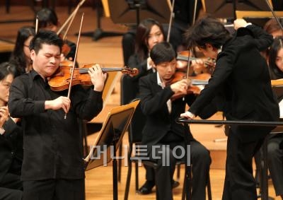 ↑세 번의 커튼콜을 받고 다시 무대에 선 권혁주가 앵콜연주를 준비하고 있다.ⓒ홍봉진 기자