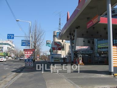 ↑ 인천 남동구 한 주유소 모습. 교통량도 많고 위치가 좋아 인근 100m 반경에 주유소 3개가 더 있다. 주유소간 치열한 경쟁이 펼쳐지고 있다.(ⓒ정진우 기자)