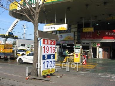 ↑ 인천의 한 주유소. 지식경제부 표준안에 맞는 가격표시 입간판을 세워두고 영업을 하고 있다.(ⓒ정진우 기자)