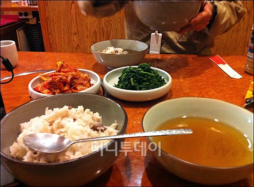 ↑<b>식은 콩밥에 김치 '여기가 천국'</b>  
후쿠시마에서 센다이까지 취재해 오면서 식당을 제대로 찾을수 없었던 기자도 세끼를 굶은 끝에 서울에서 왔다는 이유만으로 이 재일교포 부부의 김치전을 먹게 됐다. 식은 콩밥에 오차, 김치, 시금치를 먹고나니 천국이 따로 없다. 허기는 해결했지만 잠잘 곳이 문제다. 묵고있던 호텔이 "영업을 못한다"며 나가달라고 한다. 아, 오늘 밤엔 노숙을 해야할까 보다. 일본 전후 최악의 상황, 취재진에게도 남의 이야기가 아니다. ⓒ센다이(일본)=이동훈기자