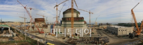 ↑11월말 완공예정인 신고리원전 3·4호기 공사 모습