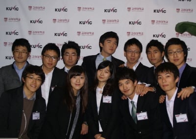 <b>고려대 투자동아리 'KUVIC'. 윗줄 왼쪽부터 최영욱(경영), 박기범(식품자원경제), 서진일(물리치료), 윤선진(경영), 조기택(경영), 심영주(산업공학), 이경한(경영). 아랫줄 왼쪽부터 김호연(산업공학), 차현강( 행정), 문희원(경영), 김동균(경영·회장), 김보규(경제)</b>