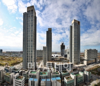 ↑ 송도 포스코 더샵퍼스트월드 주상복합 전경. 인천 앞다다의 강풍과 강진에 대비한 내진 구조물로 650t 무게의 물탱크가 꼭대기에 설치돼 있다.