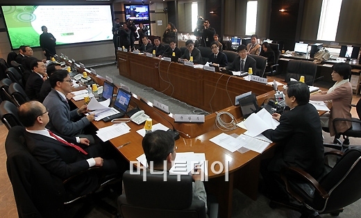↑외교통상부 민동석 제2차관이 16일 오후 서울 도렴동 외교통상부에서 '일본 지진 피해 지원을 위해 민-관 합동 해외긴급구호협의'를 열고 있다. /홍봉진 기자