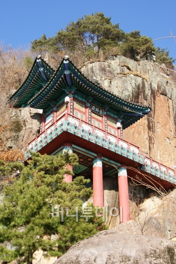 ▲암자에 걸쳐 있는 사성암