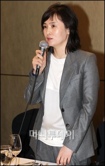 ↑전 청와대 정책실장과 스캔들에다 학력 위조 사건 등으로 2007년 세상을 떠들썩하게 했던 신정아 씨(39)가 22일 정오 서울 롯데호텔에서 열린 자전에세이 '4001' 출판기념회에 참석해 간담회를 갖고 있다(사진=이명근 기자 qwe123@)