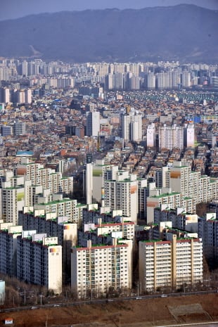 ↑올 하반기부터 서울 재건축·재개발 사업지들의 이주가 본격화될 예정이어서 또다시 전세시장이 불안해질 것이란 지적이다. 특히 이주시기가 임박한 500가구 이상의 대규모 재건축단지가 대부분 강남·서초·송파구 등 강남3구에 집중돼 있어 문제의 심각성이 더하다는 분석이다.