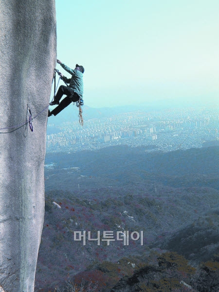 ↑인수봉을 오르는 박성래 동익건설 대표이사 회장.