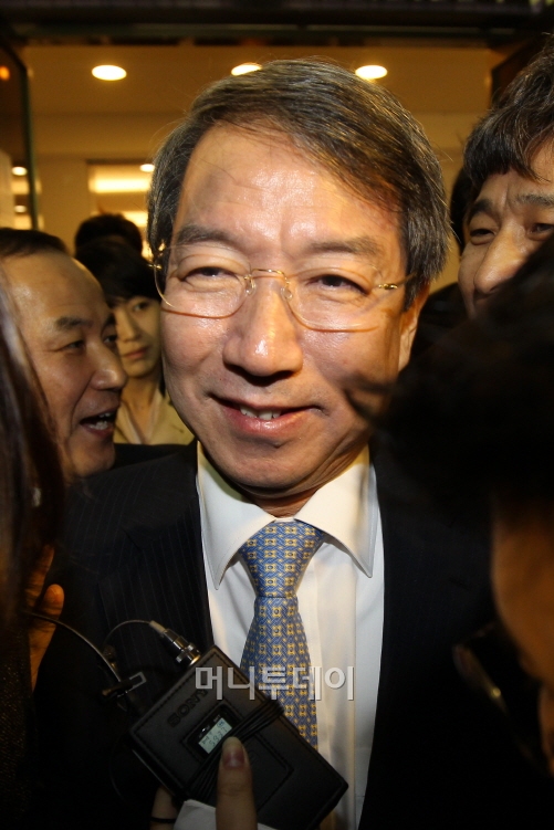 정운찬 동반성장위원장이 28일 오전 서울 팔레스호텔에서 열린 제4차 동반성장위원회 임시회를 마치고 취재진의 질문에 웃으며 답하고 있다.ⓒ사진=임성균 기자.