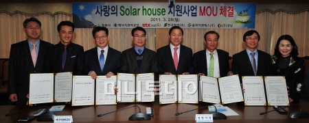↑박완수 창원시장(오른쪽 네번째)과 이봉일 STX건설 영남사업본부장(세번째) 등이 '사랑의 솔라 하우스(Solar House) 지원사업'을 위한 양해각서를 체결하고 있다. ⓒSTX건설 제공