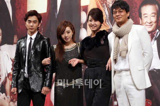 배우 조민기가 트위터서 MBC 주말드라마 '욕망의 불꽃'의 정하연 작가에 대해 비난글을 남기자, 정 작가는 "불쾌하다"고 입장을 밝혔다.