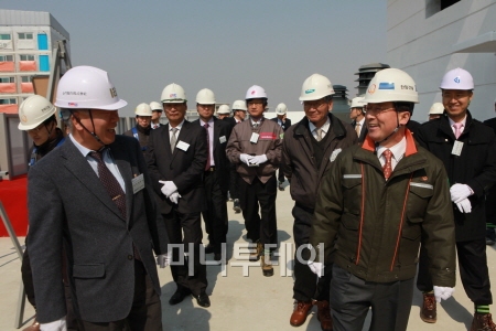 ↑30일 한화건설 이근포 대표이사(앞줄 우측)가 인천청라 꿈에그린 건축현장을 방문해 협력사 대표와 현장을 둘러보며 이야기를 나누고 있다.ⓒ