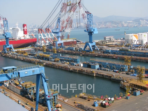 한진중공업 영도조선소 내 도크 전경. 통상 도크에선 선박블록 조립작업이 이뤄지지만, 수주가 끊긴지 오래인 탓에 이곳 도크엔 바닷물이 채워져 있다.