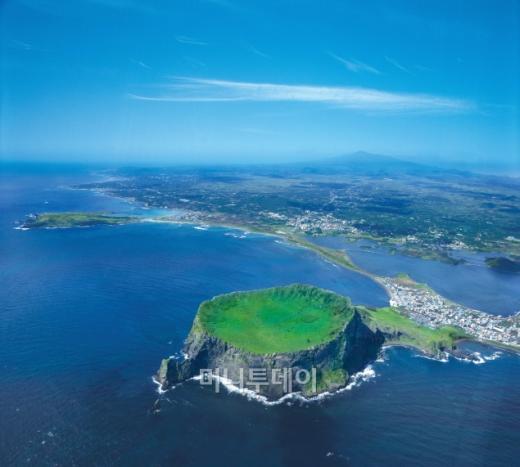 ▲하늘에서 바라본 제주 성산일출봉