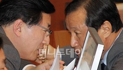 ▲석유 TF를 이끌어 온 윤증현 기획재정부 장관(오른쪽)과 최중경 지식경제부 장관.