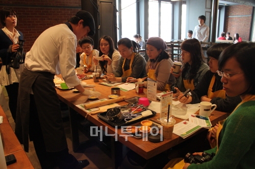 지난 7일 투썸플레이스 강남대륭타워점에서 열린 요리교실에서 고지만 요리연구원이 참가자들에게 브런치 등 요리 방법을 강의하고 있다.